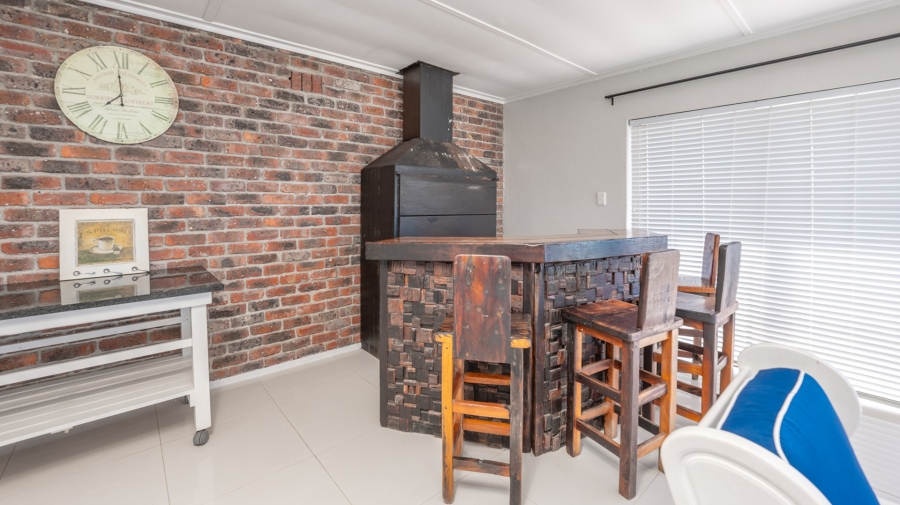 To Let 5 Bedroom Property for Rent in Struisbaai Western Cape